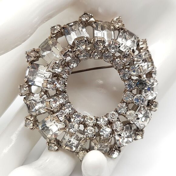 Vintage Clear Rhinestone Wreath Brooch Pin, Wedding Brooch, 2 1/4", 1950s - Picture 6 of 10